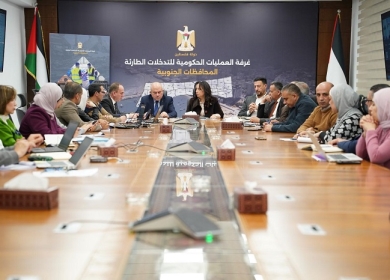 جهود غرفة العمليات الحكومية لإغاثة غزة: إزالة الركام والنفايات الطبية وتأمين الخدمات البلدية ومواجهة الحصار