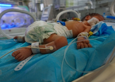 حصار الاحتلال الخانق يهدد حديثي الولادة في غزة بالموت