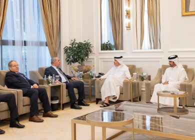 الشيخ يطلع رئيس مجلس الوزراء وزير الخارجية القطري على آخر التطورات في فلسطين