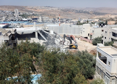 القدس: الاحتلال يجبر مواطنا ونجله على هدم منزليهما ذاتيا