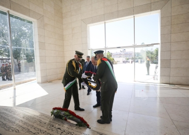 فتوح يضع إكليلا من الزهور على ضريح الشهيد ياسر عرفات