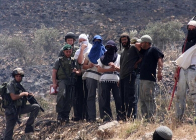 إصابة 3 مواطنين برصاص مستعمرين وإحراق كوخ زراعي في حزما شمال شرق القدس