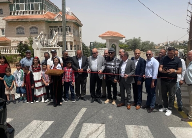 حجاوي يفتتح مشروع طرق داخلية في المزرعة الشرقية ويتفقد هيئات محلية في محافظة رام الله والبيرة
