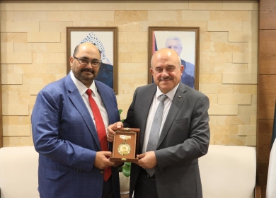 وزير الحكم المحلي يبحث مع سفير جنوب إفريقيا مجالات العمل والتعاون المشترك