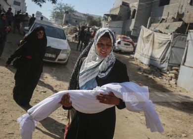 شهيد وإصابات في قصف للاحتلال على حي الرمال غرب مدينة غزة