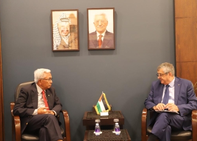 بسيسو يبحث مع سفير سنغافورة سبل تعزيز التعاون في إعادة الإعمار وقطاعي البنية التحتية والإسكان