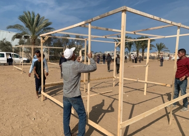 غرفة العمليات الحكومية تشرع بإنشاء أول مركز إيواء بخيام محلية الصنع في دير البلح