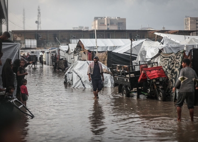 غزة: الأمطار الغزيرة تفاقم معاناة النازحين وتغرق خيامهم