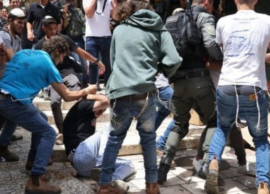 إصابة سائق مركبة في اعتداء مستعمرين على طريق المعرجات شمال غرب أريحا
