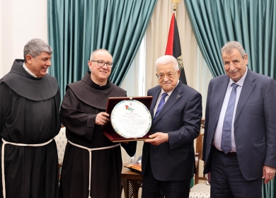 الرئيس يتسلم دعوة لحضور قداس عيد الميلاد المجيد
