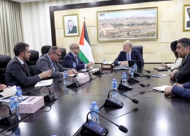 رئيس الوزراء يعقد اجتماعاً تنسيقياً مع عدد من ممثلي الدول والمنظمات الدولية حول جهود الإغاثة والتعافي في غزة