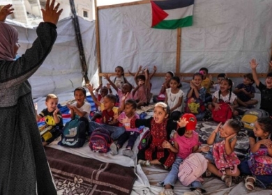 تلاميذ غزة يعودون إلى الدراسة تحت الخيم ومن دون كتب ولا دفاتر