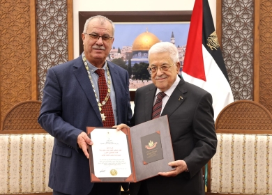 الرئيس يمنح القائد الوطني الكبير محمد بركة قلادة الكنعانيين الكبرى