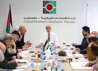 لجنة الانتخابات المركزية تبحث مع الأحزاب والفصائل الاستعدادات للانتخابات المحلية