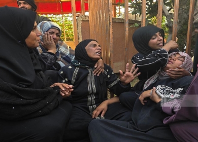 12 شهيدا بينهم 4 أطفال في قصف الاحتلال خيام ومنازل النازحين في غزة وخان يونس