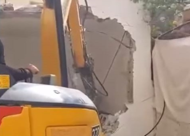 الاحتلال يجبر مقدسيا على هدم منزله في بيت حنينا