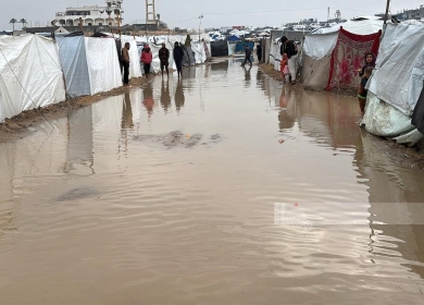 نازحو غزة يواجهون أوضاعا إنسانية قاسية مع تجدّد غرق خيامهم