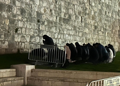قوات الاحتلال تمنع المصلين من أداء صلاة التراويح في أحياء القدس مع استمرار إغلاق المسجد الأقصى