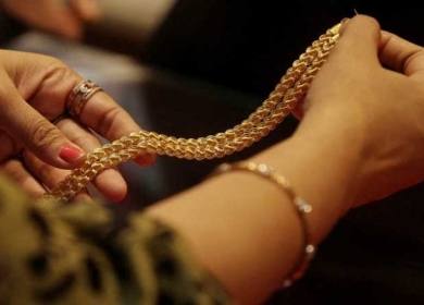 الذهب ينخفض مع ارتفاع الدولار وتوقعات خفض الفائدة الأمريكية تتراجع