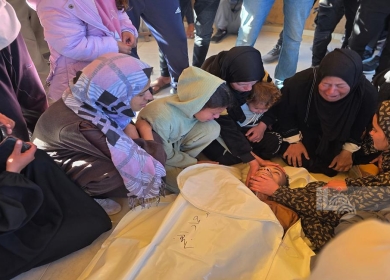 شهداء ومصابون قصف الاحتلال مجموعة مواطنين في مدينة دير البلح