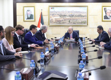 مصطفى يطلع المبعوث الأوروبي على آخر المستجدات السياسية
