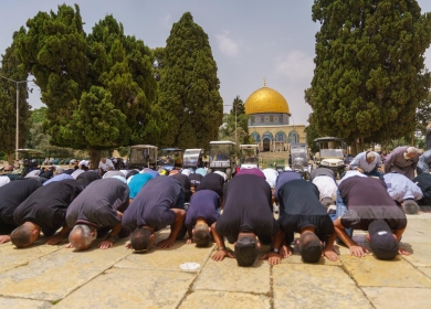 عشرات الآلاف يؤدون الجمعة في المسجد الأقصى