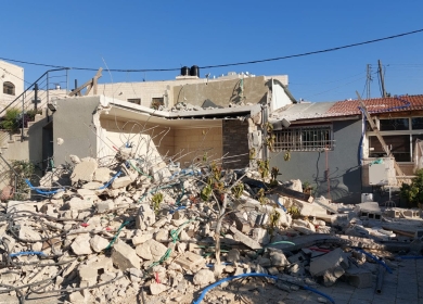 الاحتلال يجبر مواطنا على هدم منزله في مخيم شعفاط شمال القدس