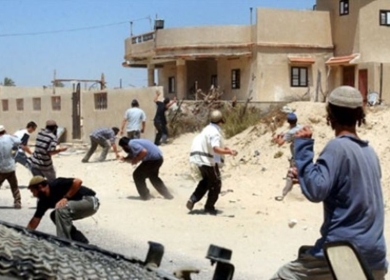 مستعمرون يهاجمون منازل المواطنين في قرية المنية جنوب شرق بيت لحم