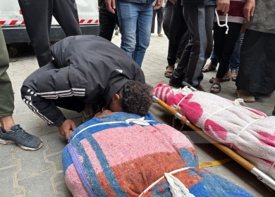 شهيدان شقيقان ومصابون إثر قصف الاحتلال وسط قطاع غزة