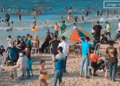 بحر غزة ملاذ للنازحين هرباً من الحرّ
