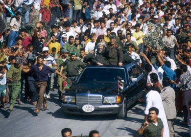 32 عاما على عودة أبو عمار إلى أرض الوطن