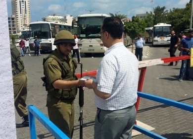 الاحتلال ينصب حواجز عسكرية ويفتش منازل في الخليل