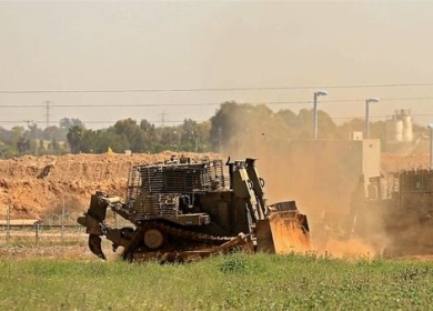 الاحتلال يجرف أراضي زراعية شرق خان يونس