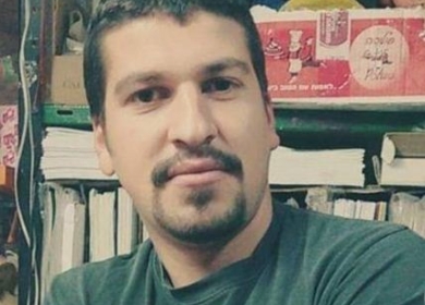 والدة الاسير خالد فراج تناشد للكشف عن مصير ابنها