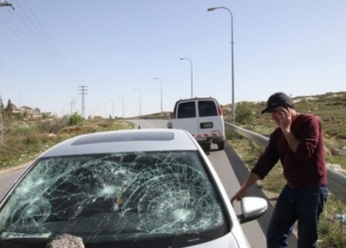 مستوطنون يهاجمون مركبات المواطنين عند مدخل البيرة الشمالي