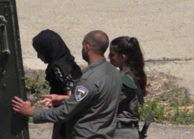 الاحتلال يعتقل شابة من القدس
