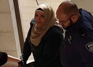 الاحتلال يعتقل امرأة ويعتدي على مسنة بمسافر يطا
