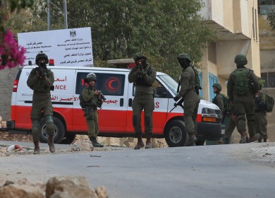 إصابة شاب بالرصاص الحي بمواجهات مع الاحتلال في بلدة بيت أمر