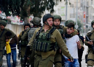 قوات الاحتلال تعتقل طفلين من بلدة بيت حنينا شمال القدس المحتلة