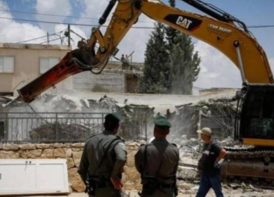 الاحتلال يهدم "إسطبل خيول" ويجرف أرضا في القدس