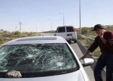 مستوطنون يهاجمون مركبات المواطنين في محيط نابلس