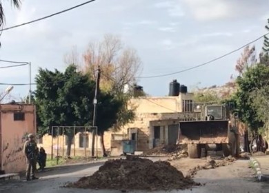 قوات الاحتلال تغلق مدخلا فرعيا في حوارة جنوب نابلس