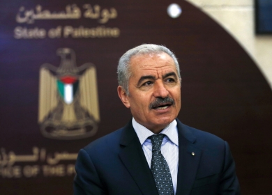 رئيس الوزراء يعزي الوزير أبو مويس بوفاة زوجته