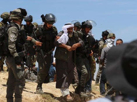 تواصل انتهاكات الاحتلال: إصابات واعتقالات وإخطارات وقف بناء