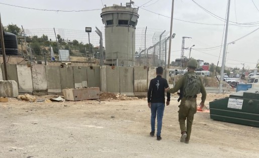 الاحتلال يعتدي بالضرب على شاب على مدخل بلدة سعير