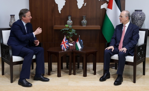 رئيس الوزراء يبحث مع وزير خارجية بريطانيا تعزيز الجهد الإغاثي في غزة ووقف التصعيد بالضفة