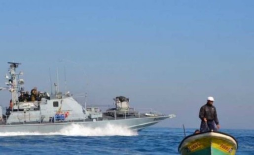 زوارق الاحتلال تلاحق مراكب الصيادين شمال قطاع غزة