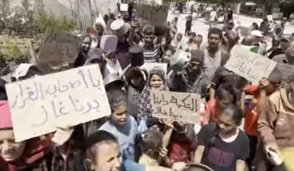 جائعون يطالبون بتوفير الغاز لتكية في دير البلح