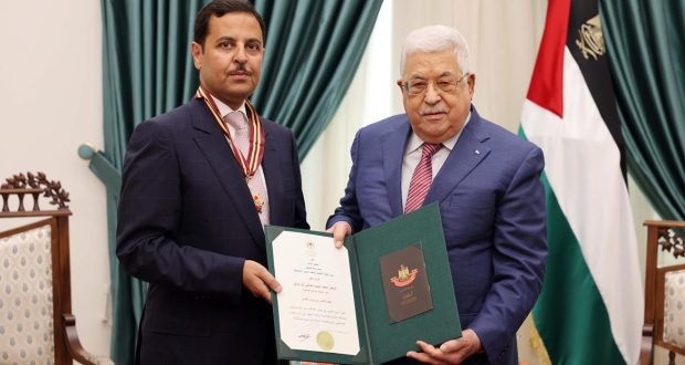 الرئيس يقلد سفير المملكة الأردنية الهاشمية لدى فلسطين محمد شبيب مضفي أبو وندي نجمة القدس