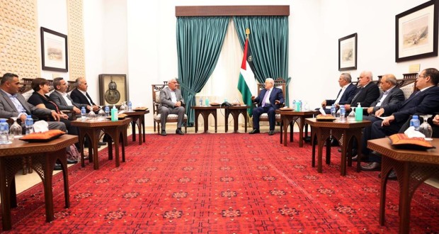 الرئيس محمود عباس خلال استقباله وفداً من ممثلي مؤسسات المجتمع المدني في مقر الرئاسة برام الله